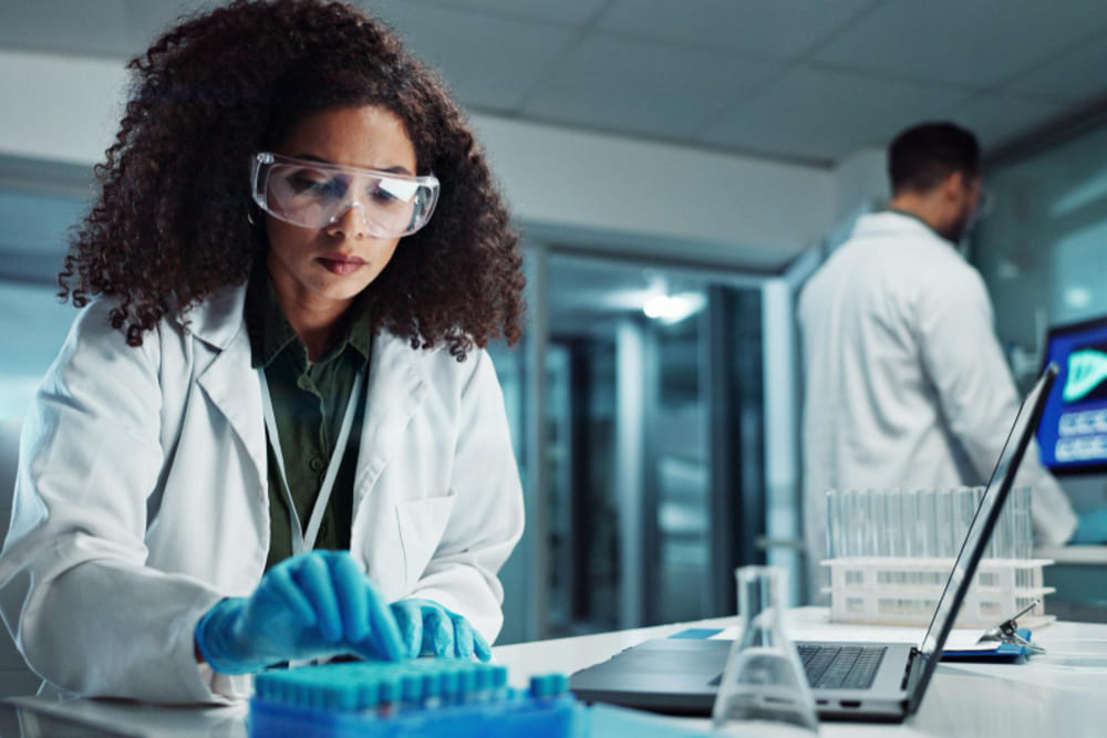 Como armazenar e conservar reagentes de laboratório corretamente