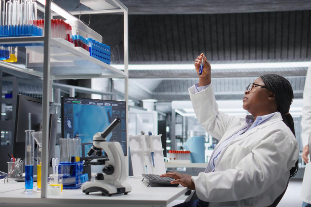 Produtos laboratoriais essenciais para Biologia, Química e Microbiologia